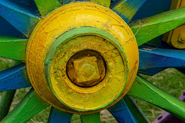 moyeu de roue de charrette peint en jaune en gros plan
