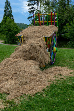 charrette de foin d&eacute;cor&eacute;e, multicolore lors d'une f&ecirc;te de la moisson