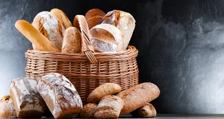 Gordijnen Wicker basket with assorted bakery products © monticellllo
