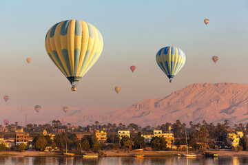 Hot air balloons over Nile - obrazy, fototapety, plakaty