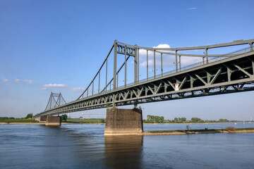 Rheinbrücke in Krefeld Uerdingen bei blauem Himmel
