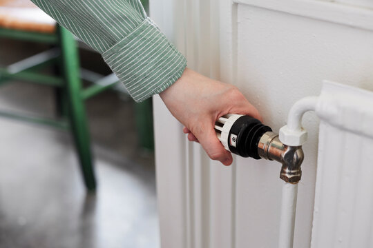 Hand adjusting temperature control in radiator