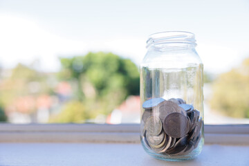 瓶に入ったオーストラリアドルのコイン