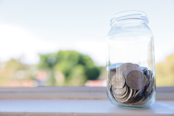 瓶に入ったオーストラリアドルのコイン