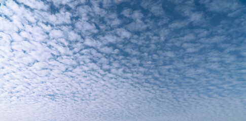 Fototapeta premium Blurred background. Blue sky and white fluffy clouds.
