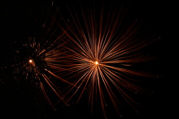 Fototapeta premium Photo de deux feux d'artifices, effets pyrotechniques 