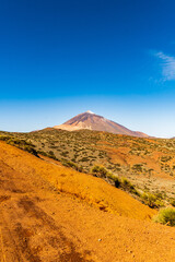 Sendero en el Parque Nacional del Teide, isla de tenerife.