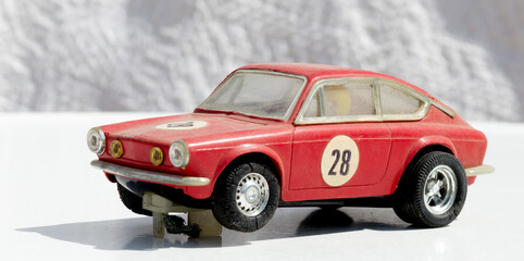 juguete vintage:
coche rojo de carreras.
modelo a escala