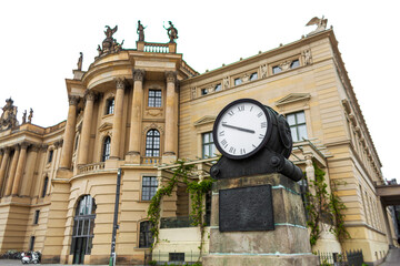 Fototapeta na wymiar Large analog clock on a city street. City exterior