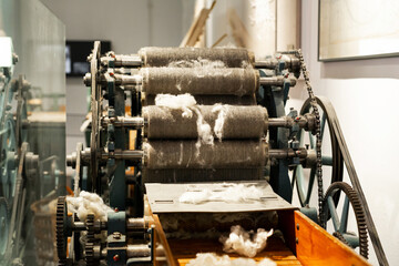 Close-up mechanism of a fabric making machine