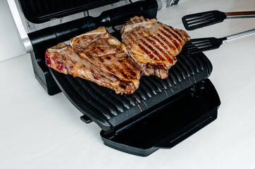 meat on electric grill cooking process