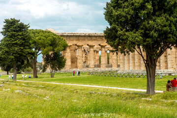 Fototapeta na wymiar Veduta templi Paestum