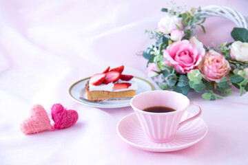 Obraz na płótnie Canvas 自家製　アーモンドクリームと生クリームのいちごタルトとピンクのコーヒーカップのコーヒーとバラのリースとハート（ピンクバック）