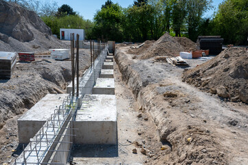 Fundamente in Schacht für Bau auf großer Industrie Baustelle mit Eisenstäben, Bewährung in...