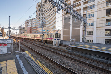電車　京王線　列車　ホーム　通勤　金属