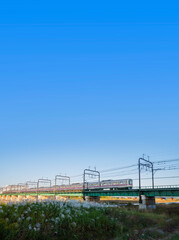 Obraz premium 京王線 聖蹟桜ヶ丘 多摩川橋梁 電車 青空 多摩川