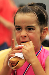 championne dévorant son sandwich 