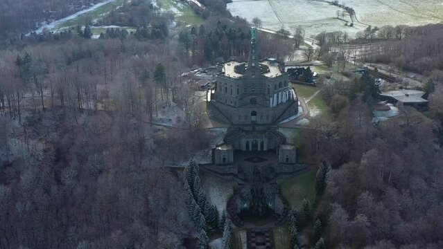 Drohnenfoto, Drohnenaufnahme, Drohnenflug, Monumentalbau Herkules, Winter, verschneiter Wald, Neptungrotte, Bergpark Bad Wilhelmsh&ouml;he, Blick auf die Wasserspiele und die Stadt Kassel, Hessen, Deutsch