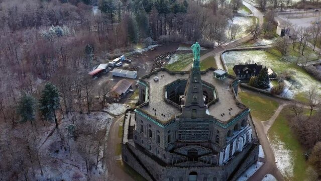 Drohnenfoto, Drohnenaufnahme, Drohnenflug, Monumentalbau Herkules, Statue in Gro&szlig;aufnahme, Winter, verschneiter Wald, Bergpark Bad Wilhelmsh&ouml;he, Blick auf die Wasserspiele und die Stadt Kassel, Hessen