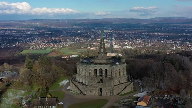 Drohnenfoto, Drohnenaufnahme, Drohnenflug, Monumentalbau Herkules, Statue in Gro&szlig;aufnahme, Bergpark Bad Wilhelmsh&ouml;he, Blick auf die Stadt Kassel, Hessen, Deutschland