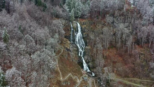 Drohnenaufnahme, Drohnenfoto, Drohnenflug, vom verschneiten Todtnauer Wasserfall umgeben von Wald, Todtnau, L&ouml;rrach, Baden-W&uuml;rttemberg, Deutschland