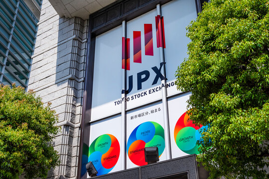 東京証券取引所に掲げられた「プライム・スタンダード・グロース（新市場区分）」のシンボル（2022年5月撮影）