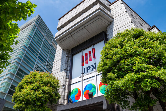 プライム・スタンダード・グロース（新市場区分）のシンボルが掲げられた東京証券取引所のビルディング（2022年5月撮影）