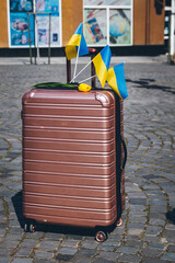 Ukrainian flags and flowers decorated the suitcase with the belongings of Ukrainian refugees.
