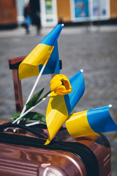 Ukrainian flags and flowers decorated the suitcase with the belongings of Ukrainian refugees.