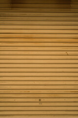 茶色い錆びの多い古いシャッター