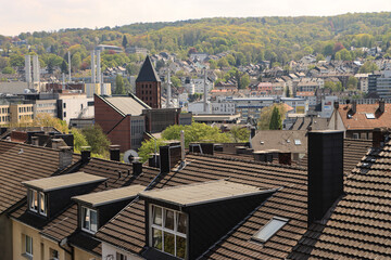 Frühling im Wuppertal; Blick vom Kuhler Viadukt der Nordbahntrasse über Wuppertal-Barmen
