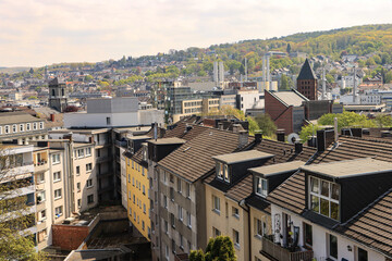 Typisch Wuppertal; Blick vom Kuhler Viadukt der Nordbahntrasse auf Barmen-Mitte