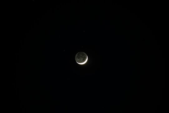 Spicchio di Luna simile ad un eclissi