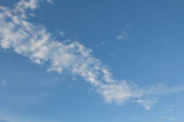Clouds in the sky come in a variety of colors after heavy rain after the storm enters the end of the rainy season, early winter after the rain, the sky is usually bright, the weather is cool.