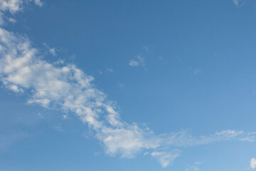 Clouds in the sky come in a variety of colors after heavy rain after the storm enters the end of the rainy season, early winter after the rain, the sky is usually bright, the weather is cool.