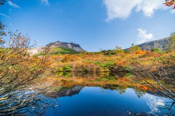 秋の那須岳（茶臼岳）　ひょうたん池のリフレクション【栃木県・那須塩原市】
Mt. Nasu and autumn leaves reflected in the pond - Tochigi prefecture, Japan