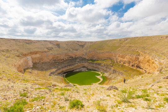 &Ccedil;ıralı Obruğu is in Akviran Plateau in the northwest of Yenikent Subdistrict in Karapınar district of Konya.