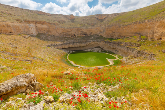 &Ccedil;ıralı Obruğu is in Akviran Plateau in the northwest of Yenikent Subdistrict in Karapınar district of Konya.