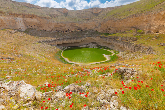 &Ccedil;ıralı Obruğu is in Akviran Plateau in the northwest of Yenikent Subdistrict in Karapınar district of Konya.
