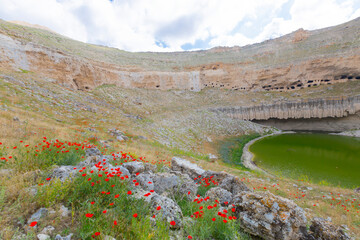 Çıralı Obruğu is in Akviran Plateau in the northwest of Yenikent Subdistrict in Karapınar...