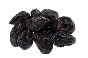 Pruneaux en gros plan sur fond blanc