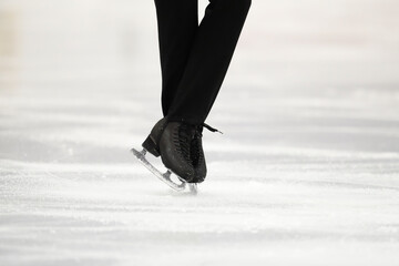 氷の上をスピンするフィギュアスケートの足