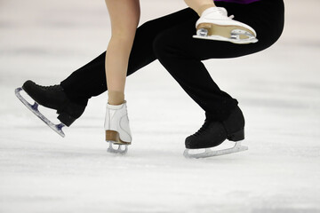 氷の上をすべるフィギュアスケートの足
