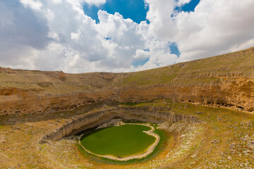 Çıralı Obruğu is in Akviran Plateau in the northwest of Yenikent Subdistrict in Karapınar...