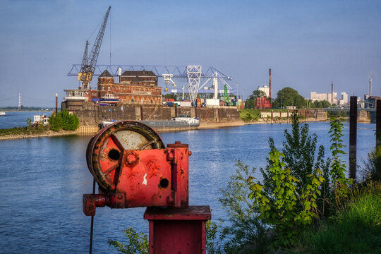 Blick in den Rheinhafen in Krefeld Uerdingen 