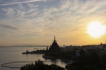 Fototapeta na wymiar beautiful sunrise sky with clouds in pattaya thailand