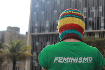 Feminismo - el lugar donde la teoría se hace abrazo.