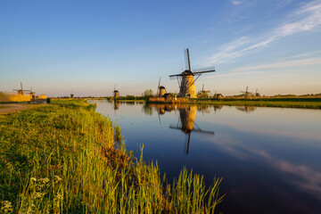 Unesco Werelderfgoed Kinderdijk Molens, Ancient Windmills at dusk in Kinderdijk in Netherlands