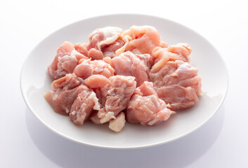 皿に盛られた鶏もも肉
