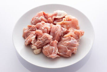 皿に盛られた鶏もも肉